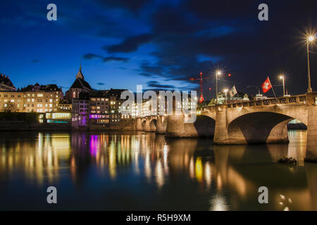 Mittlere Brücke über den Rhein in Basel, Schweiz, beleuchtet Stockfoto