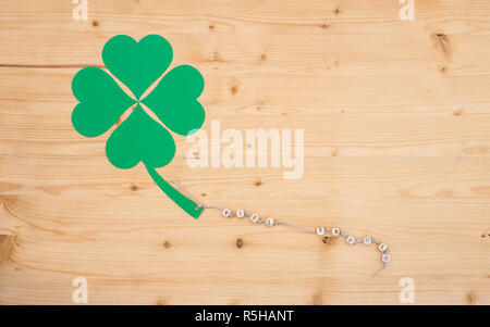 Die Worte, die Glück und ein Shamrock auf einem Tunnelzug auf Holz Stockfoto