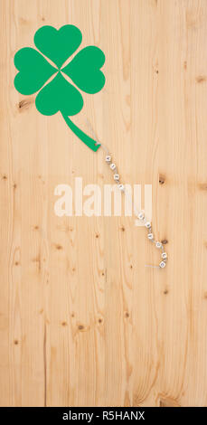 Die Worte, die Glück und ein Shamrock auf einem Tunnelzug auf Holz Stockfoto