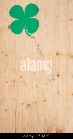 Die Worte, die Glück und ein Shamrock auf einem Tunnelzug auf Holz Stockfoto