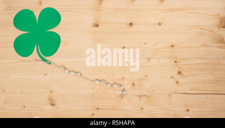 Die Worte, die Glück und ein Shamrock auf einem Tunnelzug auf Holz Stockfoto