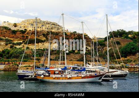 Hafen von Mgarr, Gozo - 8. Oktober 2018: Sportboote im Hafen von Mgarr Stockfoto