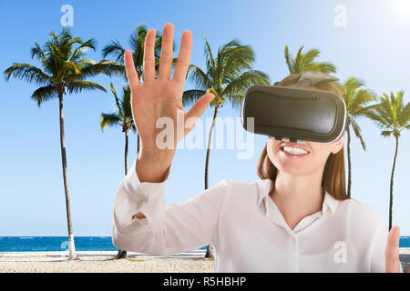 Junge Frau mit Hilfe der Virtual Reality Headset Stockfoto