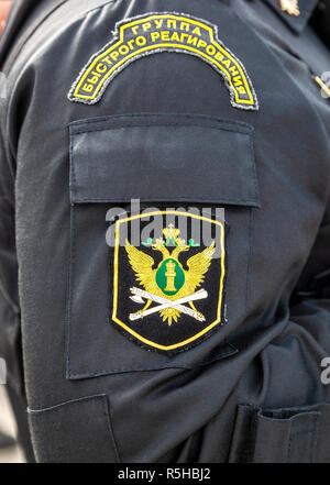 Samara, Russland - 11. September 2016: Chevron auf der Hülse uniformen Offizier der russischen Spezialeinheiten. Text in Russisch: Rapid Response Team Stockfoto