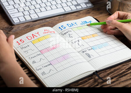 Die menschliche Hand Übung Plan auf Notebook Stockfoto
