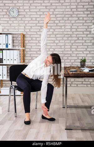 Weibliche Manager recken ihre Arme Stockfoto