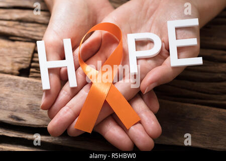 Hand zeigen Ribbon mit Hoffnung Text Stockfoto