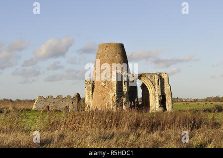 Die Abtei von St Benet" bei Holme am Ufer des Flusses Bure, Norfolk Broads, England Großbritannien Stockfoto