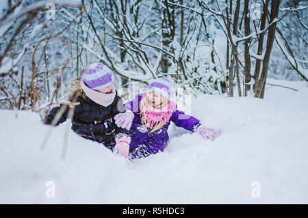 Kleine Mädchen im Winter Spaß im Schnee Stockfoto