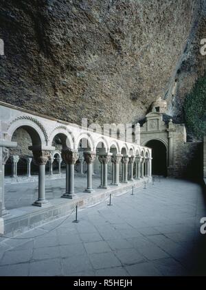 VISTA DEL CLAUSTRO DEL MONASTERIO DE SAN JUAN DE LA PEÑA-SIGLO XII-ROMANICO ESPAÑOL. Lage: MONASTERIO DE SAN JUAN DE LA PEÑA. BOTAYA. HUESCA. Spanien. Stockfoto