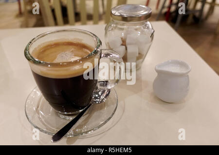 Kaffee frisch im Cafe Milchkännchen und Zucker Würfel Stockfoto