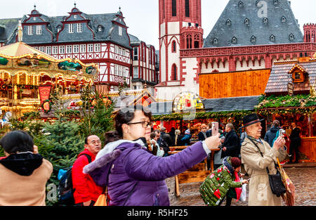 FRANKFURT AM MAIN, Deutschland - 30. NOVEMBER 2018: bunte Massen an der traditionellen (seit 1393) Weihnachtsmarkt im historischen Zentrum von Frankfurt Stockfoto