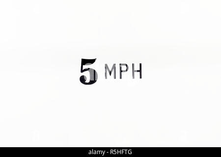 Tempolimit Zeichen langsam auf 5 mph Stockfoto