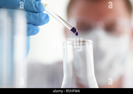 Eine männliche Chemiker hält Reagenzglas aus Glas Stockfoto