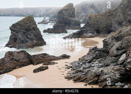 Mit Blick auf die dramatische sea Stacks an Bedruthan Steps aus dem Süden - West Coast Path in North Cornwall. Stockfoto