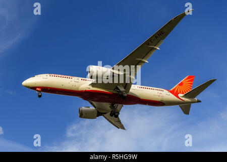 LONDON, ENGLAND - NOVEMBER 2018: Air India Boeing 787 Dreamliner Jet über zu landen am Flughafen London Heathrow. Stockfoto