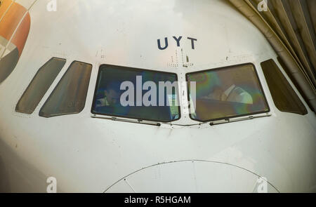 Nahaufnahme der Cockpitfenster ein fluggast Jet. zwei Piloten können auf dem Flugdeck gesehen werden. Stockfoto