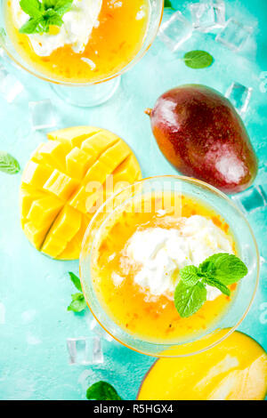 Tropische mango floating Margarita Cocktails mit Kokos Eiscreme, hellblauer Hintergrund Kopie Raum Stockfoto