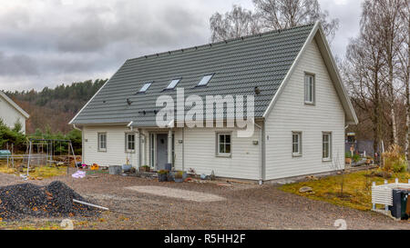 Auch, Schweden - 21. NOVEMBER 2018: Die neu erbaute, moderne typisch Schwedischen weiße Haus gemalt freistehende Stockfoto