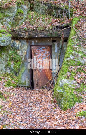 Auch, Schweden - 21. NOVEMBER 2018: Heavy Metal Tür in Graffiti bedeckt etwas angelehnt in 1940 führende s Luftschutzbunker in Hügel gebaut Stockfoto