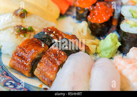 Lachs rohe sashimi Sushi mit Shrimps auf Platte, japanisches Essen Stockfoto