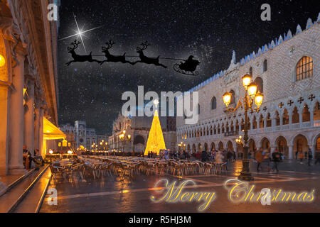 Weihnachtsgrüße Karte mit Venedig San Marco Platz Zusammenfassung Hintergrund und Santa Klaus mit Rentieren im Himmel Stockfoto