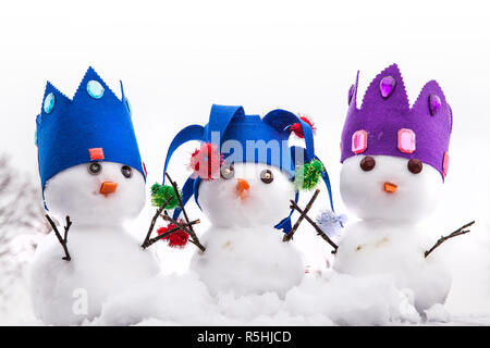 Drei Schneemänner Könige gekleidet mit Kronen Stockfoto