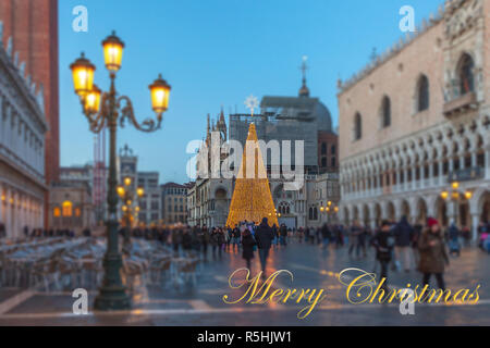 Weihnachten Grußkarten mit verschwommenen Hintergrund auf die Piazza San Marco in Venedig Stockfoto