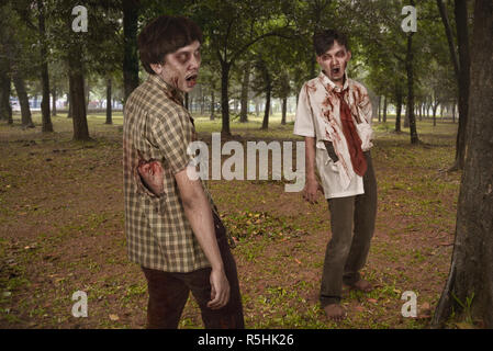 Aggressive zwei asiatischen Zombies Mann Stockfoto