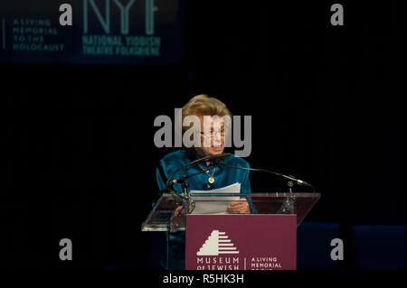 Am Battery Park City Museum des jüdischen Erbes Dr. Ruth Wertheimer, der den Holocaust überlebender, nahmen an einer Lesung von "Die Nacht" von Elie Wiesel. Stockfoto