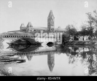 Hauptbahnhof [Madras]. Blick in Richtung Bahnhof, mit der Steinernen Brücke über den Cochrane Kanal in den Vordergrund. Foto unsigned, aber wahrscheinlich von Nicholas & Co Blick in Süd Indien und Burma. c 1880. Quelle: Foto472/1 (9). Stockfoto