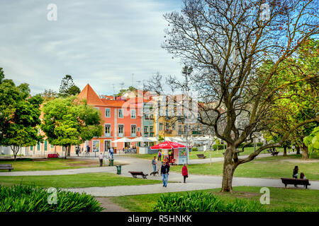 Lissabon, Portugal - 6. Mai 2018 - Die lokalen Menschen zu Fuß rund um den Belem Boulevard in Lissabon Bezirk mit Bäumen um in Portugal Stockfoto