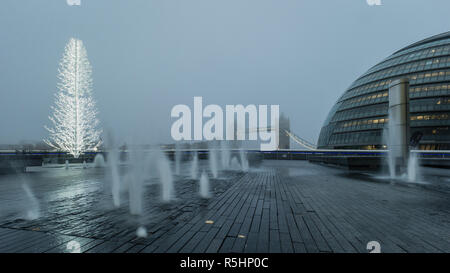 Der Blick auf das Rathaus und die Tower Bridge in London während der Weihnachtszeit. Stockfoto