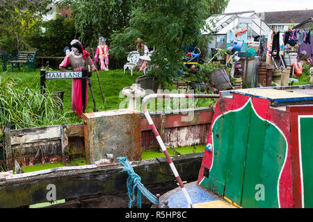Am Kanal gelegenes Kitsch: Nächstenliebe Dock auf dem Coventry Canal, Bedworth, Warwickshire, England, UK (WOP) Stockfoto