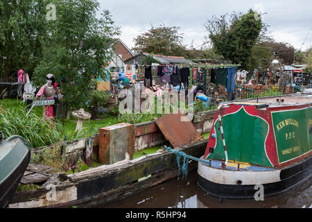 Am Kanal gelegenes Kitsch: Nächstenliebe Dock auf dem Coventry Canal, Bedworth, Warwickshire, England, UK (WOP) Stockfoto