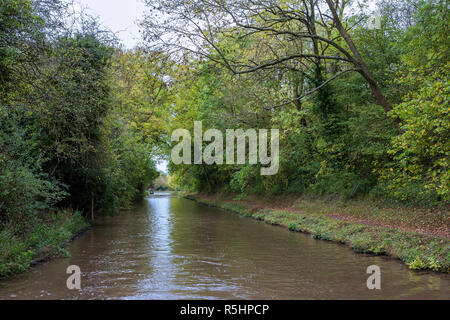 Einen geraden Schnitt auf dem Coventry Canal in der Nähe von Bedworth, Warwickshire, England, UK (WOP) Stockfoto