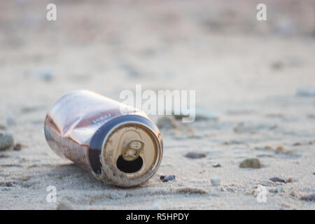 Metall Müll auf natürliche Hintergrund. enviromnemtal Luftverschmutzung Wirkung Stockfoto