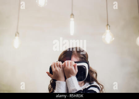 Junge Frau mit einem Virtual reality Headset mit konzeptionellen Netzwerk Linien Stockfoto