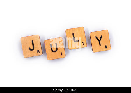 London, Großbritannien - 8. Juli 2018: Juli, Dinkel mit hölzernen Buchstabensteine über einen weißen Hintergrund. Stockfoto