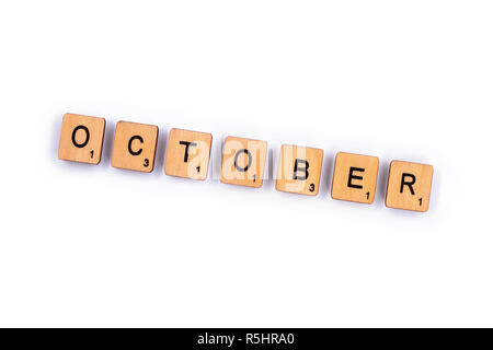 London, Großbritannien - 8. Juli 2018: Oktober, Dinkel mit hölzernen Buchstabensteine über einen weißen Hintergrund. Stockfoto