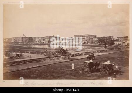 Die Esplanade und das Government House von Chowringhee [Kalkutta]. Ein Blick aus dem Norden von Chowringhee Road neben dem Wagen stand, nord-westlich über dem Dhurrumtollah Tank nach § Fassade ades der Häuser entlang der Esplanade, mit Regierung Haus auf der extremen Linken. Die flache Fassade, verandahed Gebäude hinter dem Gelände der William Coish&Co ist der Adjutant-General Büros. Unter den kommerziellen Räumlichkeiten am Esplanade Zeile gibt's Mountain Hotel, Madame Nielly (Französisch Hutmacher), Payne & Co Belatee Bungalow und Thomson & Co. Mit hack gharries in der Fahrbahn im Vordergrund. Stockfoto