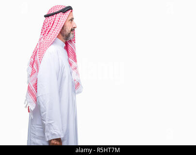Senior arabischen Mann mit kufiya über isolierte Hintergrund auf der Suche nach Side, entspannen Profil mit natürliches Gesicht mit selbstbewussten Lächeln darstellen. Stockfoto