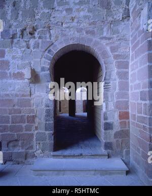 ACCESO AL CLAUSTRO - PUERTA MOZARABE DE ARCO DE HERRADURA CON INSCRIPCION S X. Ort: MONASTERIO DE SAN JUAN DE LA PEÑA. BOTAYA. HUESCA. Spanien. Stockfoto