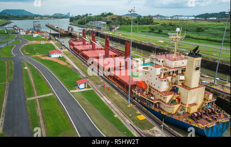 Große Frachtschiffe Pass durch den Panamakanal Schlösser. Diese alltägliche Ereignis, stellt das Ergebnis der beiden Gebühren, und Tourismus, für das ganze Land. Stockfoto