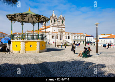 Nazare, Portugal - 20. September 2018: Square, wo Sie sehen können, das Heiligtum Unserer Lieben Frau von Nazareth, auch als die Kirche Unserer Lieben Frau von Stockfoto