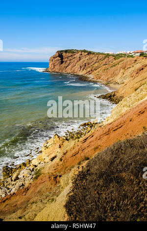 S. Martinho do Porto, Portugal, September 20, 2018: Klippen an der portugiesischen Küste Alcobaca, Portugal Stockfoto