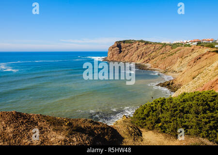 S. Martinho do Porto, Portugal, September 20, 2018: Klippen an der portugiesischen Küste Alcobaca, Portugal Stockfoto