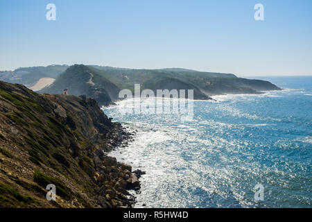 S. Martinho do Porto, Portugal, September 20, 2018: Klippen an der portugiesischen Küste Alcobaca, Portugal Stockfoto