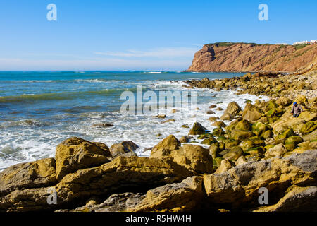 S. Martinho do Porto, Portugal, September 20, 2018: Klippen an der portugiesischen Küste Alcobaca, Portugal Stockfoto