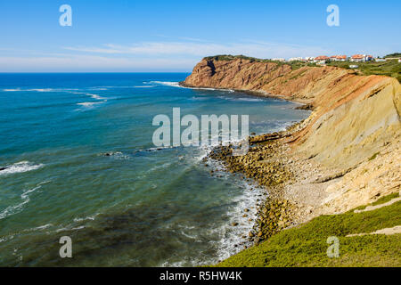 S. Martinho do Porto, Portugal, September 20, 2018: Klippen an der portugiesischen Küste Alcobaca, Portugal Stockfoto